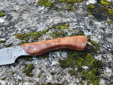 Le Pique-Bouffigue <br>Lame en acier Damas 200 couches<br> Manche en loupe de Thuya<br> intercalaires rouges – Image 4