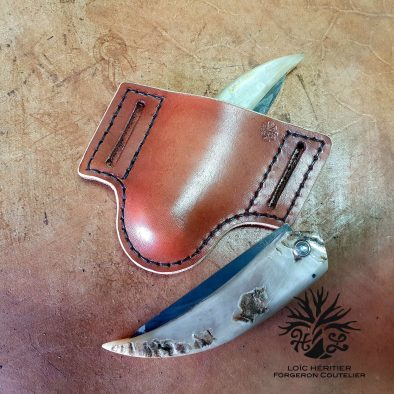 Etuis en cuir repoussé pour couteau pliant décoration pomme de Pin – Image 2
