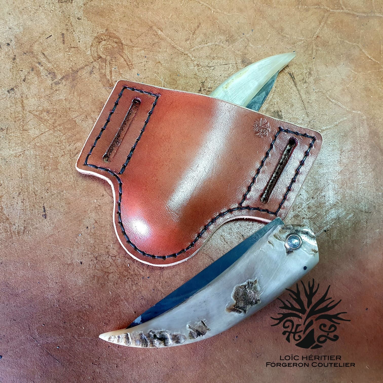 Etuis en cuir repoussé pour couteau pliant décoration pomme de Pin – Image 2