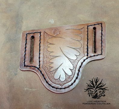 Etuis en cuir repoussé pour couteau pliant décoration pomme de Pin