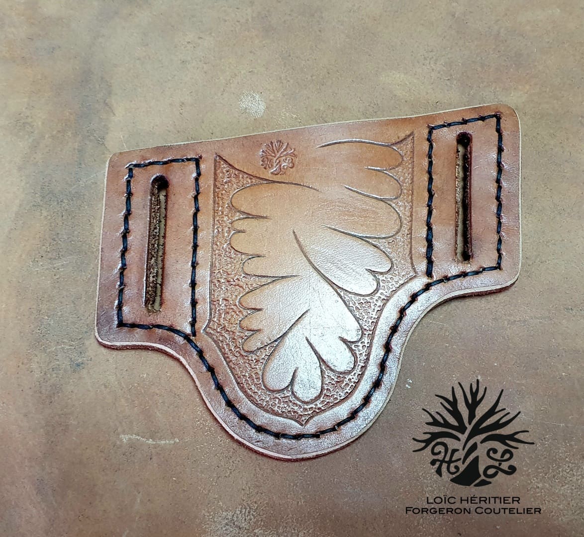 Etuis en cuir repoussé pour couteau pliant décoration pomme de Pin