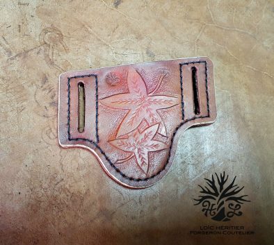 Etuis en cuir repoussé pour couteau pliant décoration feuille erable rouge – Image 4
