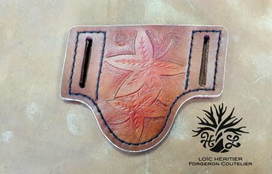 Etuis en cuir repoussé pour couteau pliant décoration feuille erable rouge