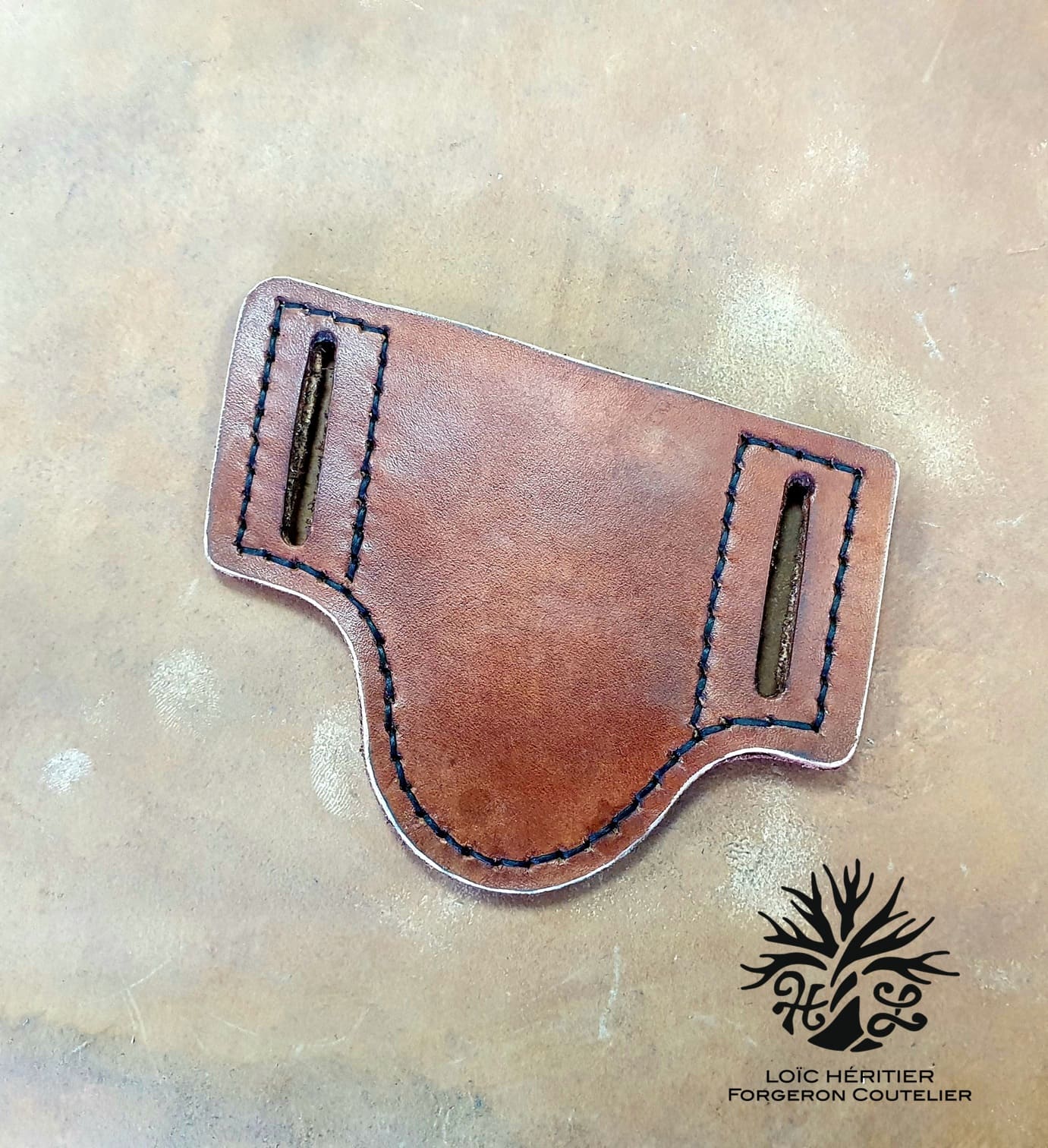 Etuis en cuir repoussé pour couteau pliant décoration pomme de Pin – Image 3