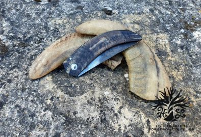 Couteau Pliant "L'Assalis" en Acier Carbone Forgé, manche en corne de bélier – Image 9