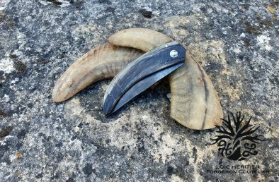 Couteau Pliant "L'Assalis" en Acier Carbone Forgé, manche en corne de bélier – Image 8