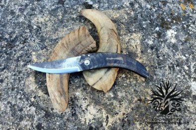 Couteau Pliant "L'Assalis" en Acier Carbone Forgé, manche en corne de bélier