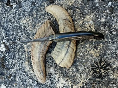 Couteau Pliant "L'Assalis" en Acier Carbone Forgé, manche en corne de bélier – Image 4