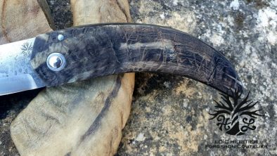 Couteau Pliant "L'Assalis" en Acier Carbone Forgé, manche en corne de bélier – Image 3