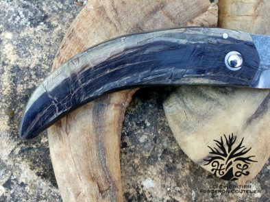 Couteau Pliant "L'Assalis" en Acier Carbone Forgé, manche en corne de bélier – Image 2