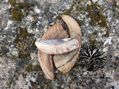 Couteau Pliant "L'Assalis" en Acier Carbone Forgé, manche en corne de bélier – Image 13