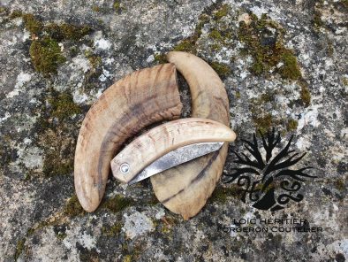 Couteau Pliant "L'Assalis" en Acier Carbone Forgé, manche en corne de bélier – Image 11