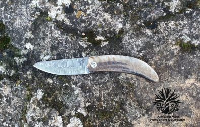 Couteau Pliant "L'Assalis" en Acier damas, manche en corne de bélier