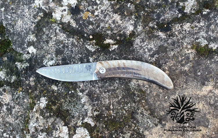 Couteau Pliant "L'Assalis" en Acier damas, manche en corne de bélier