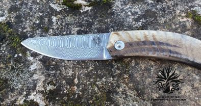Couteau Pliant "L'Assalis" en Acier damas, manche en corne de bélier – Image 4