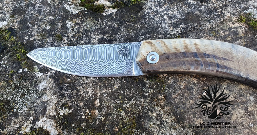 Couteau Pliant "L'Assalis" en Acier damas, manche en corne de bélier – Image 4