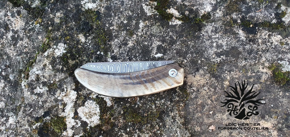 Couteau Pliant "L'Assalis" en Acier damas, manche en corne de bélier – Image 5
