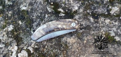 Couteau Pliant "L'Assalis" en Acier damas, manche en corne de bélier – Image 6