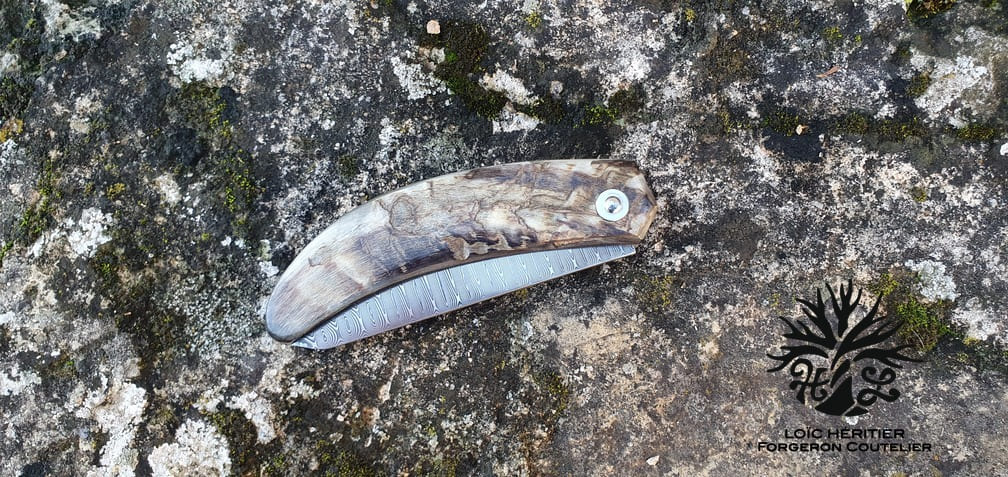 Couteau Pliant "L'Assalis" en Acier damas, manche en corne de bélier – Image 6