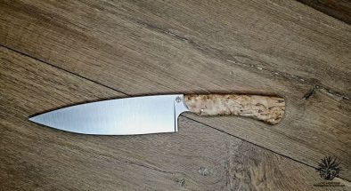 Découvrez l'excellence de la coutellerie française avec notre Couteau Artisanal du Luberon, une fusion parfaite entre fonctionnalité et esthétique. Ce couteau de chef est fabriqué avec minutie, utilisant l'acier inoxydable X46Cr13 pour une lame de 160 mm qui promet durabilité et résistance à la corrosion. La lame présente une silhouette élégante inspirée des couteaux japonais, offrant une pointe précise légèrement inclinée pour une coupe impeccable. Le manche en bouleau madré est l'étoile de cette œuvre d'art culinaire. Ses motifs hypnotiques et sa teinte chaleureuse invitent à la prise en main, tandis que les intercalaires bleus introduisent une note de sophistication et de contraste saisissant. Le manche est fixé avec une technique de montage en plate semelle et orné de rivets en inox, gage de solidité et de longévité. Chaque couteau, pesant 200 grammes, est un testament à l'artisanat du Luberon, mettant en lumière le savoir-faire local et l'attention au détail. Sa présentation dans un coffret éco-conçu en France renforce l'engagement envers l'environnement et le luxe responsable.